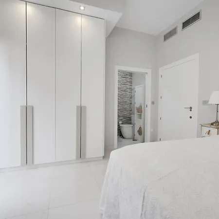 Villa Relaxing Hideaway With Sun, Pool, Beaches And More! *