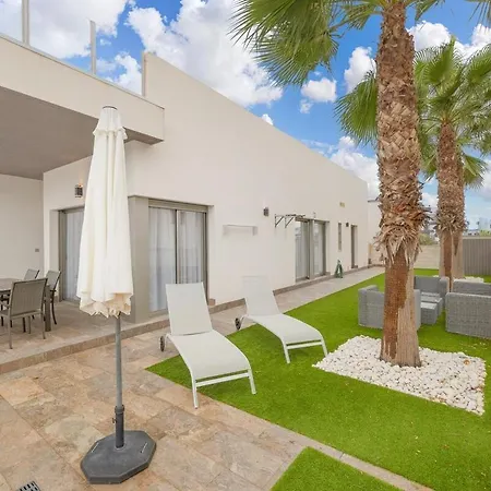 Villa Relaxing Hideaway With Sun, Pool, Beaches And More!